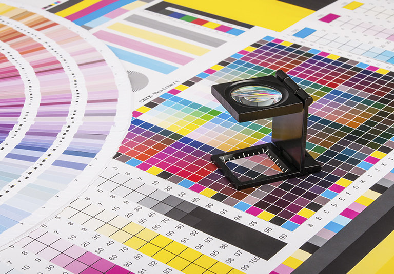CMYK-Farbskalen auf Druckbögen